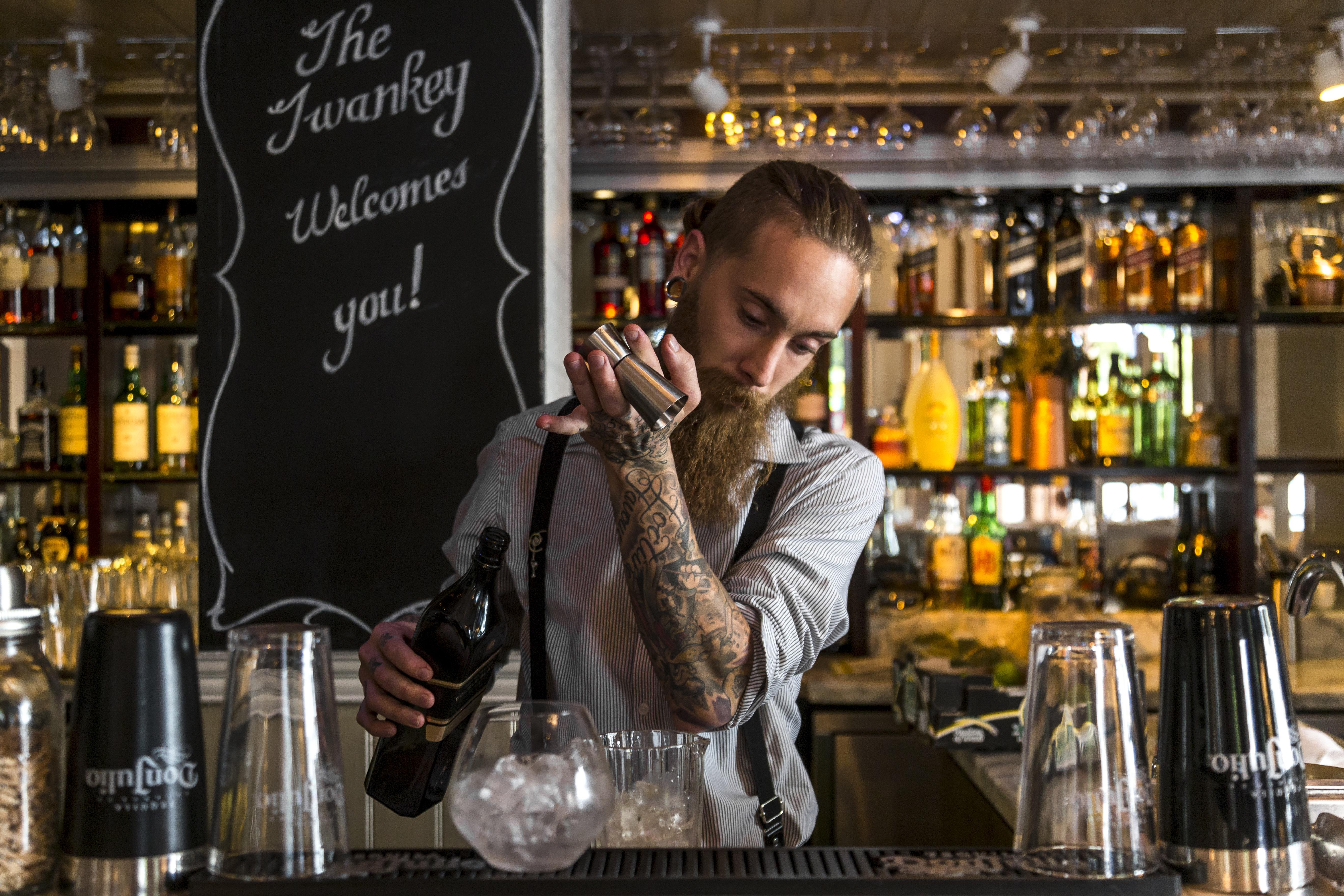 Hotel Taj Kapské Město Exteriér fotografie A bartender at work