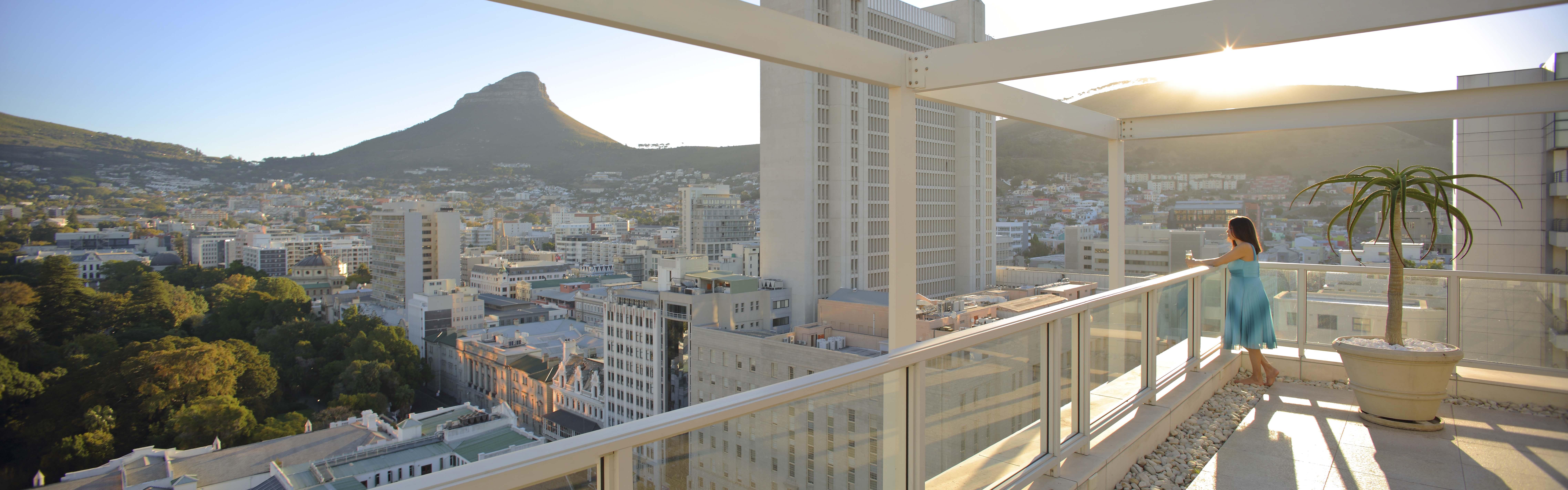 Hotel Taj Kapské Město Exteriér fotografie View of the Cape Town skyline from the Cape Town International Convention Centre